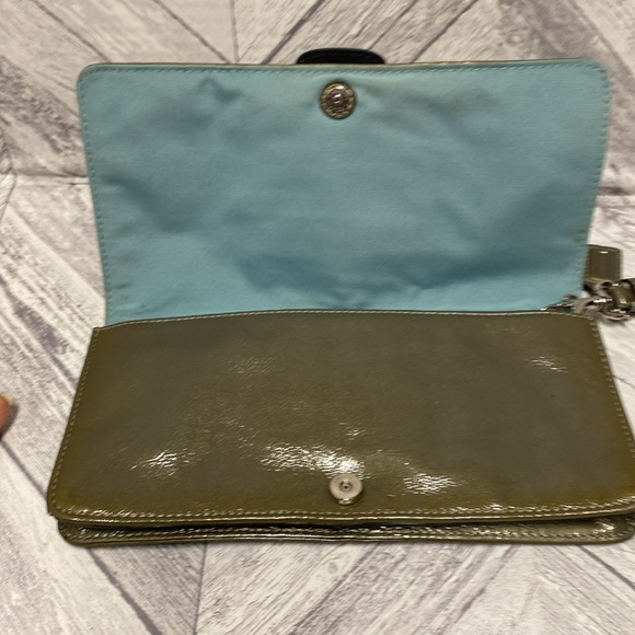 COACH PATENT WRISTLET BAG OLIVE COLOR MULTIPLE COMPARTMENTS - Picture 4 of 12